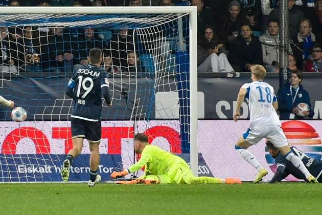 Luca Schuler (BSC 18) erzielt das Tor zum 3:1 18.10.2025 Fussball VfL Bochum vs Hertha BSC, Vonovia Ruhrstadion, Bochum, DFB DFL REGULATIONS PROHIBIT ANY USE OF PHOTOGRAPHS AS IMAGE SEQUENCES AND OR QUASI-VIDEO