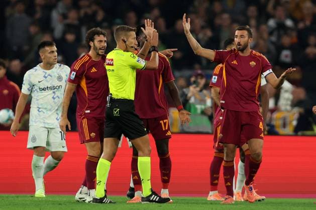 Football: Serie A Enilive 2025-2026 match SS AS Roma and FC Internazionale Rome, Italy October 18, 2025: the referee Davide Massa whistles a free kick for Roma during the Serie A Enilive 2025-2026 football match between AS Roma and F.C. Internazionale of Milan at Olympic Stadium. rome olympic stadium italy italy Copyright: xmarcoxiacobucci