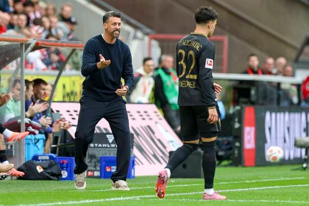 Köln, Deutschland, 18.10.25: Trainer Sandro Wagner gestikuliert, Gestik waehrend des Spiels der 1. Bundesliga zwischen 1. FC Köln vs FC Augsburg im RheinEnergieStadion Köln RheinEnergieStadion North Rhine-Westphalia Germany Copyright: xBrauer-Fotoagenturx xAdrianxSchlx