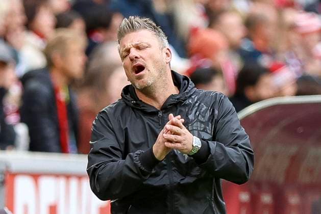 Köln, Deutschland, 18.10.25: Trainer Lukas Kwasniok gestikuliert, Gestik waehrend des Spiels der 1. Bundesliga zwischen 1. FC Köln vs FC Augsburg im RheinEnergieStadion Köln RheinEnergieStadion North Rhine-Westphalia Germany Copyright: xBrauer-Fotoagenturx xAdrianxSchlx