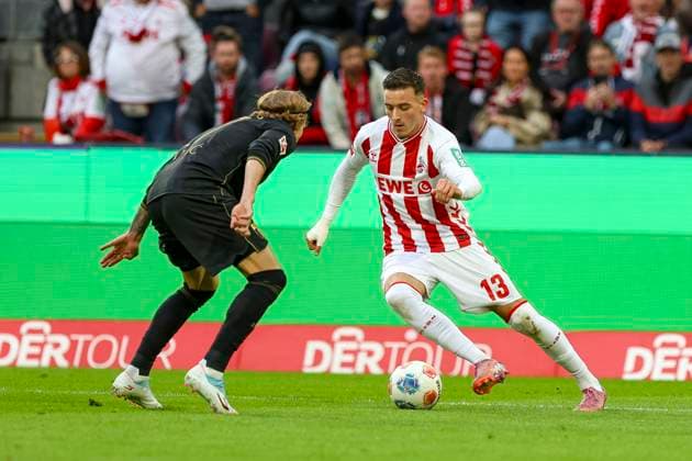 Köln, Deutschland, 18.10.25: Kristijan Jakic (FC Augsburg) und Said El Mala (1. FC Köln) im Kampf um den Ball waehrend des Spiels der 1. Bundesliga zwischen 1. FC Köln vs FC Augsburg im RheinEnergieStadion Köln RheinEnergieStadion North Rhine-Westphalia Germany Copyright: xBrauer-Fotoagenturx xAdrianxSchlx