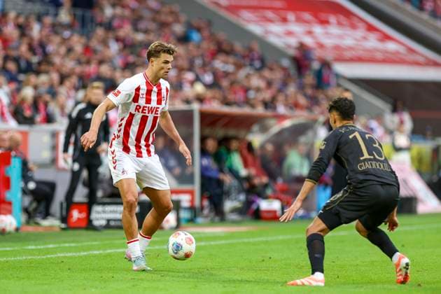 Köln, Deutschland, 18.10.25: Joel Schmied (1. FC Köln) in Aktion am Ball, Einzelaktion waehrend des Spiels der 1. Bundesliga zwischen 1. FC Köln vs FC Augsburg im RheinEnergieStadion Köln RheinEnergieStadion North Rhine-Westphalia Germany Copyright: xBrauer-Fotoagenturx xAdrianxSchlx
