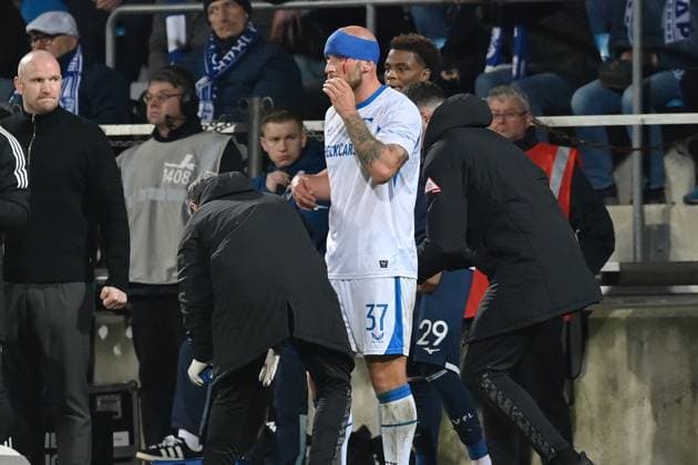Platzwunde bei Toni Leistner (Hertha BSC) 18.10.2025, Fussball 2. Bundesliga, Saison 2025 2026, 9. Spieltag, VfL Bochum - Hertha BSC Berlin DFL regulations prohibit any use of photographs as image sequences and or quasi-video Bochum Vonovia Ruhrstadion Nordrhein Westfalen Deutschland