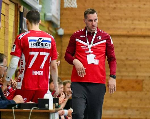 18.10.2025, xpsx, Handball 3.Liga, TV Kirchzell - TV Gelnhausen v.l. Trainer Povilas Barbarskas (Kirchzell) Miltenberg Bayern Deutschland (DEU)