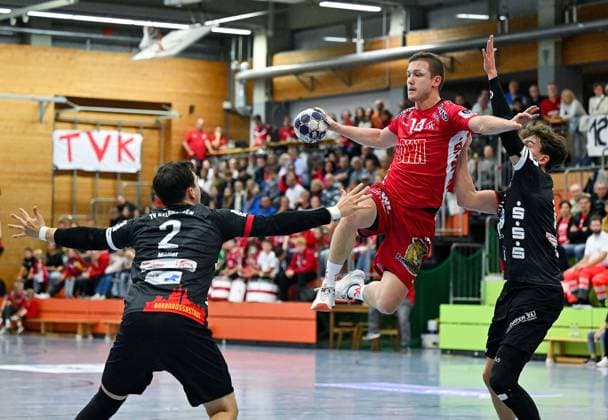 18.10.2025, xpsx, Handball 3.Liga, TV Kirchzell - TV Gelnhausen v.l. Jannik Wolf (Kirchzell)Henrik Müller (Gelnhausen), Tim Häufglöckner (Kirchzell) Miltenberg Bayern Deutschland (DEU)