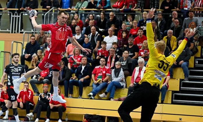 18.10.2025, xpsx, Handball 3.Liga, TV Kirchzell - TV Gelnhausen v.l. Levgen Zhuk (Kirchzell), Daniel Drozdz (Gelnhausen) Miltenberg Bayern Deutschland (DEU)