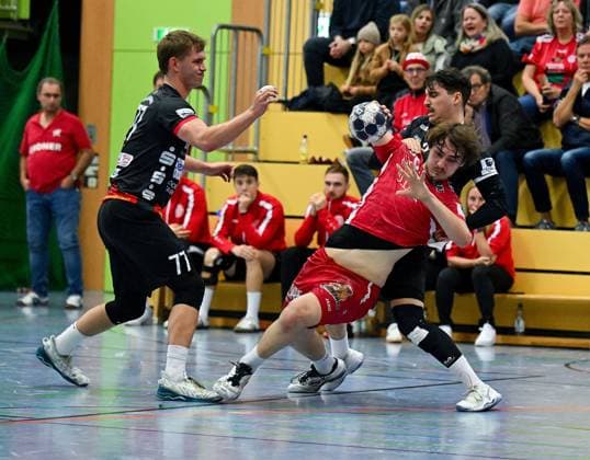 18.10.2025, xpsx, Handball 3.Liga, TV Kirchzell - TV Gelnhausen v.l. Jannik Wolf(Kirchzell), Henrik Müller (Gelnhausen) Miltenberg Bayern Deutschland (DEU)