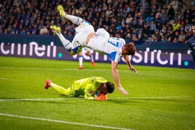 Deutschland: Fussball 2. Bundesliga 2025 26, 9. Spieltag - VfL Bochum vs Hertha BSC Berlin - Vonovia Ruhrstadion (Bochum): Sebastian Grönning Groenning (Hertha BSC, 17) und Timo Horn (VfL Bochum, 1)