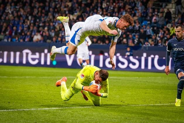 Deutschland: Fussball 2. Bundesliga 2025 26, 9. Spieltag - VfL Bochum vs Hertha BSC Berlin - Vonovia Ruhrstadion (Bochum): Sebastian Grönning Groenning (Hertha BSC, 17) und Timo Horn (VfL Bochum, 1)