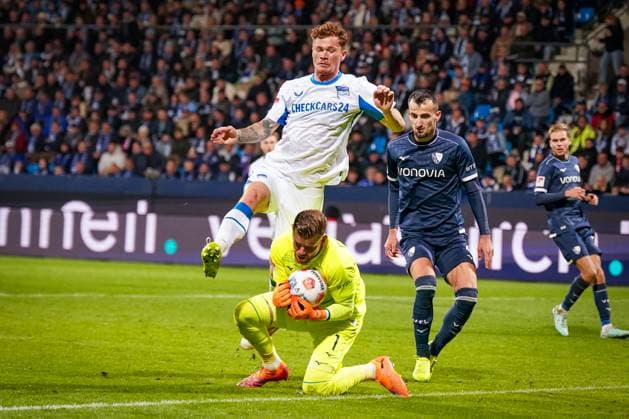 Deutschland: Fussball 2. Bundesliga 2025 26, 9. Spieltag - VfL Bochum vs Hertha BSC Berlin - Vonovia Ruhrstadion (Bochum): Sebastian Grönning Groenning (Hertha BSC, 17) und Timo Horn (VfL Bochum, 1)