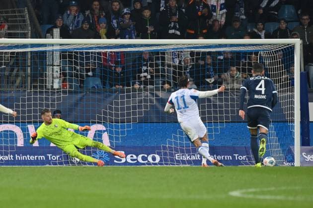 Fabian Reese (Hertha BSC) verwandelt gegen Torwart Timo Horn (VfL Bochum) den Elfmeter zum 3:2 18.10.2025, Fussball 2. Bundesliga, Saison 2025 2026, 9. Spieltag, VfL Bochum - Hertha BSC Berlin DFL regulations prohibit any use of photographs as image sequences and or quasi-video Bochum Vonovia Ruhrstadion Nordrhein Westfalen Deutschland