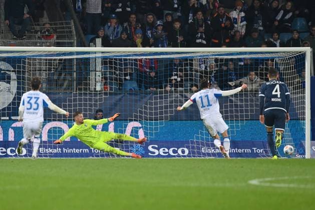 Fabian Reese (Hertha BSC) verwandelt gegen Torwart Timo Horn (VfL Bochum) den Elfmeter zum 3:2 18.10.2025, Fussball 2. Bundesliga, Saison 2025 2026, 9. Spieltag, VfL Bochum - Hertha BSC Berlin DFL regulations prohibit any use of photographs as image sequences and or quasi-video Bochum Vonovia Ruhrstadion Nordrhein Westfalen Deutschland