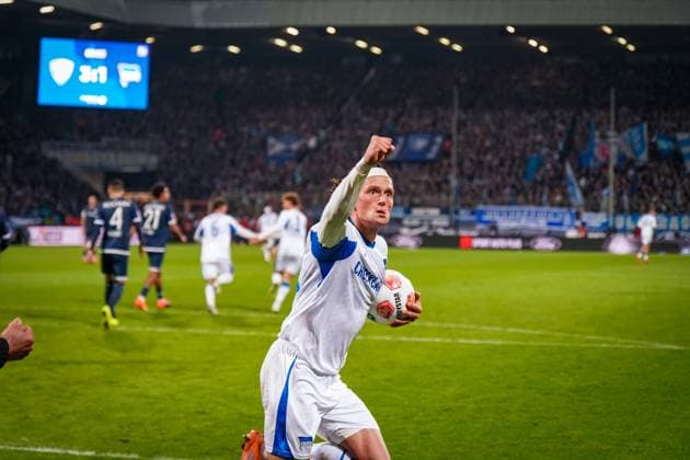 Deutschland: Fussball 2. Bundesliga 2025 26, 9. Spieltag - VfL Bochum vs Hertha BSC Berlin - Vonovia Ruhrstadion (Bochum): Schiedsrichter Dr. Matthias Jöllenbeck zeigt auf den Elfmeterpunkt, Strafstoß - Fabian Reese (Hertha BSC, 11) Tor und Torjubel zum 3:2 Anschlusstreffer - Freude, Emotionen, Jubel, Hoffnung, Spannung Bochum Nordrhein-Westfalen Deutschland