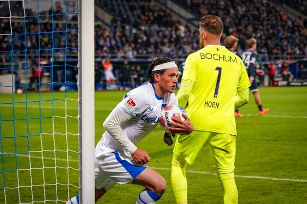 Deutschland: Fussball 2. Bundesliga 2025 26, 9. Spieltag - VfL Bochum vs Hertha BSC Berlin - Vonovia Ruhrstadion (Bochum): Schiedsrichter Dr. Matthias Jöllenbeck zeigt auf den Elfmeterpunkt, Strafstoß - Fabian Reese (Hertha BSC, 11) Tor und Torjubel zum 3:2 Anschlusstreffer - Freude, Emotionen, Jubel, Hoffnung, Spannung Bochum Nordrhein-Westfalen Deutschland