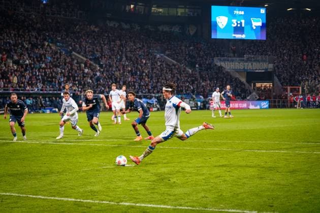 Deutschland: Fussball 2. Bundesliga 2025 26, 9. Spieltag - VfL Bochum vs Hertha BSC Berlin - Vonovia Ruhrstadion (Bochum): Schiedsrichter Dr. Matthias Jöllenbeck zeigt auf den Elfmeterpunkt, Strafstoß - Fabian Reese (Hertha BSC, 11) Tor und Torjubel zum 3:2 Anschlusstreffer - Freude, Emotionen, Jubel, Hoffnung, Spannung Bochum Nordrhein-Westfalen Deutschland