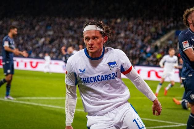 Deutschland: Fussball 2. Bundesliga 2025 26, 9. Spieltag - VfL Bochum vs Hertha BSC Berlin - Vonovia Ruhrstadion (Bochum): Schiedsrichter Dr. Matthias Jöllenbeck zeigt auf den Elfmeterpunkt, Strafstoß - Fabian Reese (Hertha BSC, 11) Tor und Torjubel zum 3:2 Anschlusstreffer - Freude, Emotionen, Jubel, Hoffnung, Spannung Bochum Nordrhein-Westfalen Deutschland