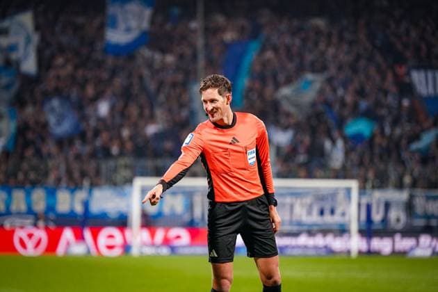 Deutschland: Fussball 2. Bundesliga 2025 26, 9. Spieltag - VfL Bochum vs Hertha BSC Berlin - Vonovia Ruhrstadion (Bochum): Schiedsrichter Dr. Matthias Jöllenbeck zeigt auf den Elfmeterpunkt, Strafstoß - Fabian Reese (Hertha BSC, 11) Tor und Torjubel zum 3:2 Anschlusstreffer - Freude, Emotionen, Jubel, Hoffnung, Spannung Bochum Nordrhein-Westfalen Deutschland