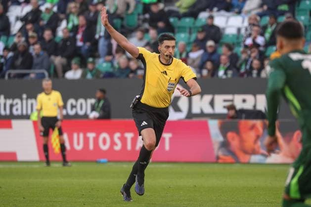 18.10.2025, xgox, Fussball - 1.Bundesliga VfL Wolfsburg - VfB Stuttgart emspor, v.l. Schiedsrichter, Schiri, referee Florain Badstübner (DFL DFB REGULATIONS PROHIBIT ANY USE OF PHOTOGRAPHS as IMAGE SEQUENCES and or QUASI-VIDEO) Wolfsburg