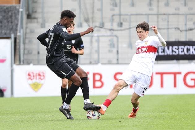 18.10.2025, Fussball, Herren, 11. Spieltag Dritte Liga Saison 2025 2026: VfB Stuttgart II - FC Schweinfurt 05 Von links: Uche Obiogumu (FC Schweinfurt 05, 27) gegen Efe Korkut (VfB Stuttgart II, 11)