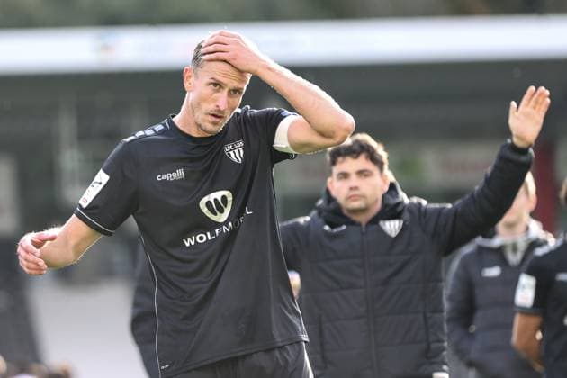 18.10.2025, Fussball, Herren, 11. Spieltag Dritte Liga Saison 2025 2026: VfB Stuttgart II - FC Schweinfurt 05 Von links: Kapitän Thomas Meißner (FC Schweinfurt 05, 08) nach Abpfiff, Einzelfoto