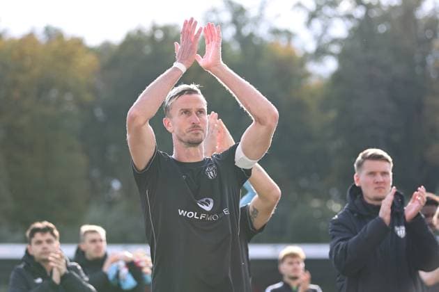 18.10.2025, Fussball, Herren, 11. Spieltag Dritte Liga Saison 2025 2026: VfB Stuttgart II - FC Schweinfurt 05 Kapitän Thomas Meißner (FC Schweinfurt 05, 08) applaudiert nach Abpfiff den Fans, Einzelfoto