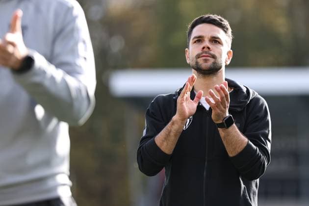 18.10.2025, Fussball, Herren, 11. Spieltag Dritte Liga Saison 2025 2026: VfB Stuttgart II - FC Schweinfurt 05 Applaus von Trainer Victor Kleinhenz (FC Schweinfurt 05) für die mitgereisten Fans aus Schweinfurt
