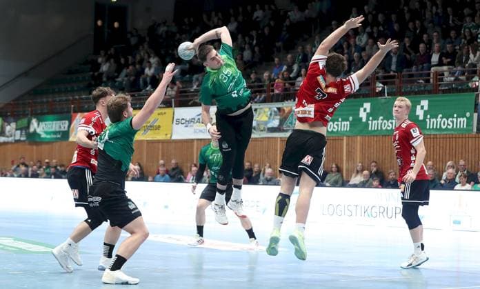 17.10.2025, xfsx, Herren, Fussball, Saison 2025 2026, Regionalliga Bayern, 14. Spieltag: FC Wuerzburger Kickers - SpVgg Greuther Fuerth II v.li.: Lucca Bialowas (HC Erlangen II), Michel Reitemann (Woelfe Wuerzburg), Lev Szuharev (Woelfe Wuerzburg), Moritz Moser (HC Erlangen II), Nils Hindelang (HC Erlangen II) Wuerzburg AKON ARENA Bayern Deutschland