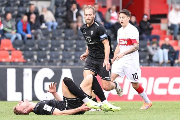 18.10.2025, Fussball, Herren, 11. Spieltag Dritte Liga Saison 2025 2026: VfB Stuttgart II - FC Schweinfurt 05 Von links: Jakob Tranziska (FC Schweinfurt 05, 17) nach Foul am Boden, Kristian Böhnlein (FC Schweinfurt 05, 13)