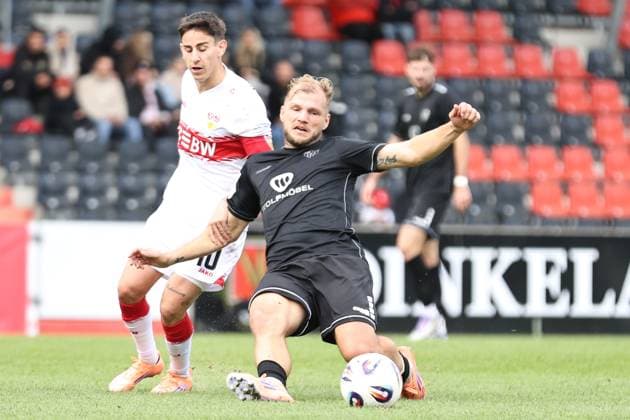 18.10.2025, Fussball, Herren, 11. Spieltag Dritte Liga Saison 2025 2026: VfB Stuttgart II - FC Schweinfurt 05 Von links: Nicolas Sessa (VfB Stuttgart II, 10) gegen Johannes Geis (FC Schweinfurt 05, 30)