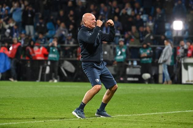 Jubel Trainer Uwe Rösler (VfL Bochum) nach dem Spiel 18.10.2025, Fussball 2. Bundesliga, Saison 2025 2026, 9. Spieltag, VfL Bochum - Hertha BSC Berlin DFL regulations prohibit any use of photographs as image sequences and or quasi-video Bochum Vonovia Ruhrstadion Nordrhein Westfalen Deutschland