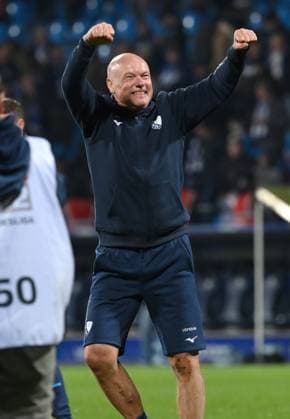 Jubel Trainer Uwe Rösler (VfL Bochum) nach dem Spiel 18.10.2025, Fussball 2. Bundesliga, Saison 2025 2026, 9. Spieltag, VfL Bochum - Hertha BSC Berlin DFL regulations prohibit any use of photographs as image sequences and or quasi-video Bochum Vonovia Ruhrstadion Nordrhein Westfalen Deutschland