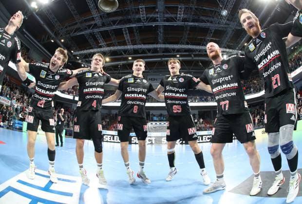 18.10.2025 - Handball - 1. Bundesliga DAIKIN HBL - Saison 2025 2026 - 09. Spieltag: HC Erlangen Metropolregion Nürnberg HCE - HSG Wetzlar - DaMa - xdaxmax - Jubel Freude nach Spielende - Mannschaft Team des HCE freut sich Freude