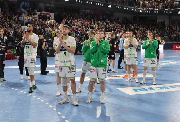 18.10.2025 - Handball - 1. Bundesliga DAIKIN HBL - Saison 2025 2026 - 09. Spieltag: HC Erlangen Metropolregion Nürnberg HCE - HSG Wetzlar - DaMa - xdaxmax - Mannschaft Team der HSG Wetzlar enttäuscht Enttäuschung nach Spielende