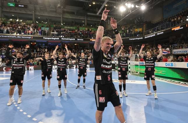 18.10.2025 - Handball - 1. Bundesliga DAIKIN HBL - Saison 2025 2026 - 09. Spieltag: HC Erlangen Metropolregion Nürnberg HCE - HSG Wetzlar - DaMa - xdaxmax - Jubel Freude nach Spielende - Mannschaft Team des HCE mit Jubelkette Jubelwelle