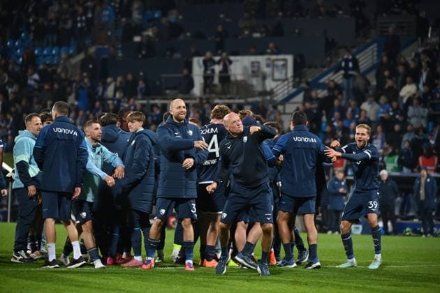 Trainer Uwe Rösler (VfL Bochum) feiert mit seinen Spielern den Sieg, links daneben Philipp Hofmann (VfL Bochum) 18.10.2025, Fussball 2. Bundesliga, Saison 2025 2026, 9. Spieltag, VfL Bochum - Hertha BSC Berlin DFL regulations prohibit any use of photographs as image sequences and or quasi-video Bochum Vonovia Ruhrstadion Nordrhein Westfalen Deutschland