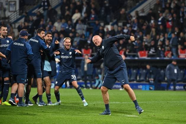 Jubel Trainer Uwe Rösler (VfL Bochum) nach dem Spiel, seine Spieler sind begeistert 18.10.2025, Fussball 2. Bundesliga, Saison 2025 2026, 9. Spieltag, VfL Bochum - Hertha BSC Berlin DFL regulations prohibit any use of photographs as image sequences and or quasi-video Bochum Vonovia Ruhrstadion Nordrhein Westfalen Deutschland