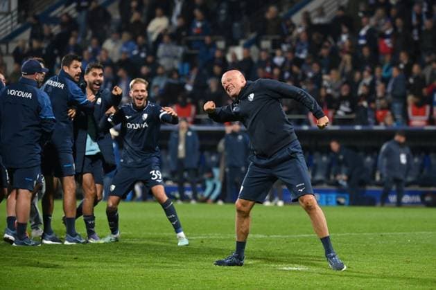 Jubel Trainer Uwe Rösler (VfL Bochum) nach dem Spiel, seine Spieler sind begeistert 18.10.2025, Fussball 2. Bundesliga, Saison 2025 2026, 9. Spieltag, VfL Bochum - Hertha BSC Berlin DFL regulations prohibit any use of photographs as image sequences and or quasi-video Bochum Vonovia Ruhrstadion Nordrhein Westfalen Deutschland