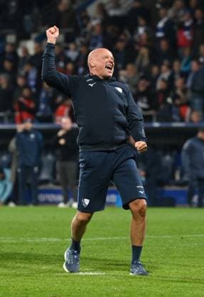 Jubel Trainer Uwe Rösler (VfL Bochum) nach dem Spiel 18.10.2025, Fussball 2. Bundesliga, Saison 2025 2026, 9. Spieltag, VfL Bochum - Hertha BSC Berlin DFL regulations prohibit any use of photographs as image sequences and or quasi-video Bochum Vonovia Ruhrstadion Nordrhein Westfalen Deutschland