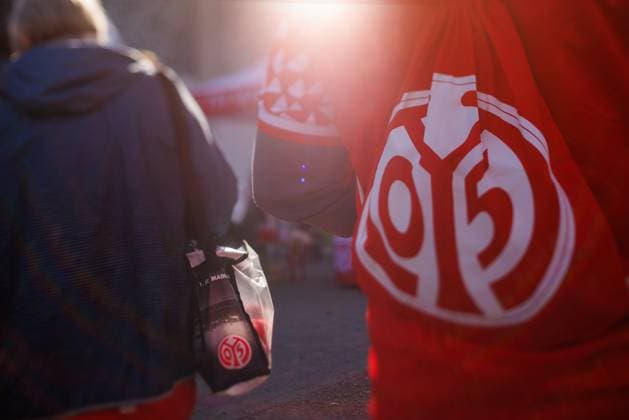 1. Fussball Bundesliga: 1. FSV Mainz 05 vs. Bayer 04 Leverkusen, 18.10.2025 Fans of 1. FSV Mainz 05 outside the stadium. Impressions outside the stadium before the game. MAINZ, DEUTSCHLAND - OCTOBER 18: during the Bundesliga match between 1. Fussball Bundesliga: 1. FSV Mainz 05 vs. Bayer 04 Leverkusen at MEWA Arena on matchday 7 of the 1. Bundesliga on October 18, 2025 in Mainz, Deutschland. DFL REGULATIONS PROHIBIT ANY USE OF PHOTOGRAPHS AS IMAGE SEQUENCES AND OR QUASI-VIDEO. Copyright: xBEAUTIFULxSPORTS Hahnex