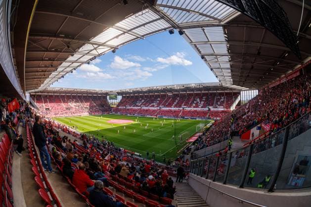 1. Fussball Bundesliga: 1. FSV Mainz 05 vs. Bayer 04 Leverkusen, 18.10.2025 The teams warm up under blue skies and sunshine. Long shot of the stadium interior. MAINZ, DEUTSCHLAND - OCTOBER 18: during the Bundesliga match between 1. Fussball Bundesliga: 1. FSV Mainz 05 vs. Bayer 04 Leverkusen at MEWA Arena on matchday 7 of the 1. Bundesliga on October 18, 2025 in Mainz, Deutschland. DFL REGULATIONS PROHIBIT ANY USE OF PHOTOGRAPHS AS IMAGE SEQUENCES AND OR QUASI-VIDEO. Copyright: xBEAUTIFULxSPORTS Hahnex