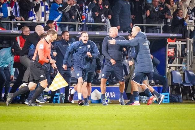 Deutschland: Fussball 2. Bundesliga 2025 26, 9. Spieltag - VfL Bochum vs Hertha BSC Berlin - Vonovia Ruhrstadion (Bochum): Freude, Emotionen, Jubel nach dem 3:2 Heimsieg bei Uwe Rösler (Trainer, VfL Bochum) und dem Bochumer Betreuern, Ersatzspielern nach Abpfiff.