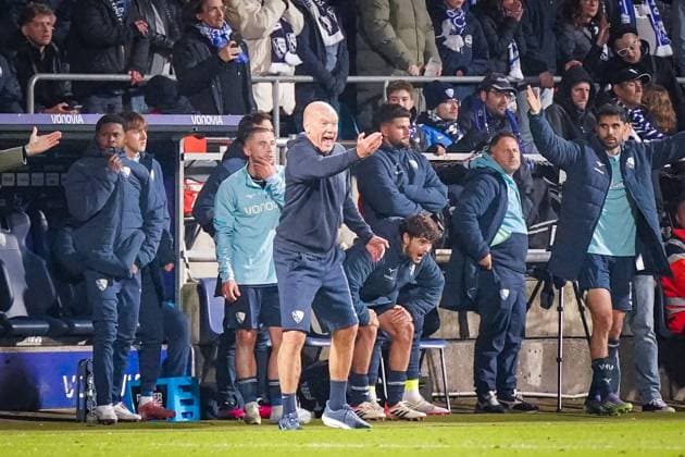 Deutschland: Fussball 2. Bundesliga 2025 26, 9. Spieltag - VfL Bochum vs Hertha BSC Berlin - Vonovia Ruhrstadion (Bochum): Freude, Emotionen, Jubel nach dem 3:2 Heimsieg bei Uwe Rösler (Trainer, VfL Bochum) und dem Bochumer Betreuern, Ersatzspielern nach Abpfiff.