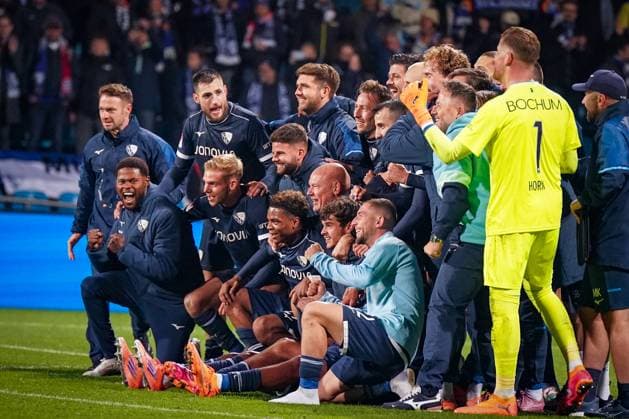 Deutschland: Fussball 2. Bundesliga 2025 26, 9. Spieltag - VfL Bochum vs Hertha BSC Berlin - Vonovia Ruhrstadion (Bochum): Freude, Emotionen, Jubel nach dem 3:2 Heimsieg bei Uwe Rösler (Trainer, VfL Bochum) und dem Bochumer Team