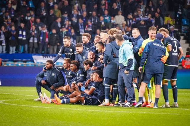 Deutschland: Fussball 2. Bundesliga 2025 26, 9. Spieltag - VfL Bochum vs Hertha BSC Berlin - Vonovia Ruhrstadion (Bochum): Freude, Emotionen, Jubel nach dem 3:2 Heimsieg bei Uwe Rösler (Trainer, VfL Bochum) und dem Bochumer Team