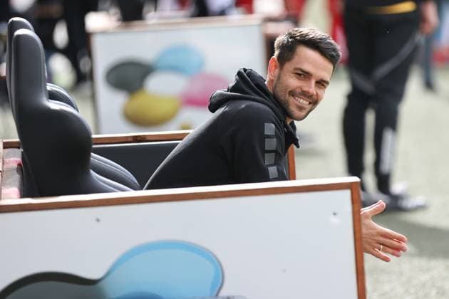 18.10.2025, Fussball, Herren, 11. Spieltag Dritte Liga Saison 2025 2026: VfB Stuttgart II - FC Schweinfurt 05 Trainer Victor Kleinhenz (FC Schweinfurt 05) vor der Partie auf der Trainerbank sitzend, Einzelfoto