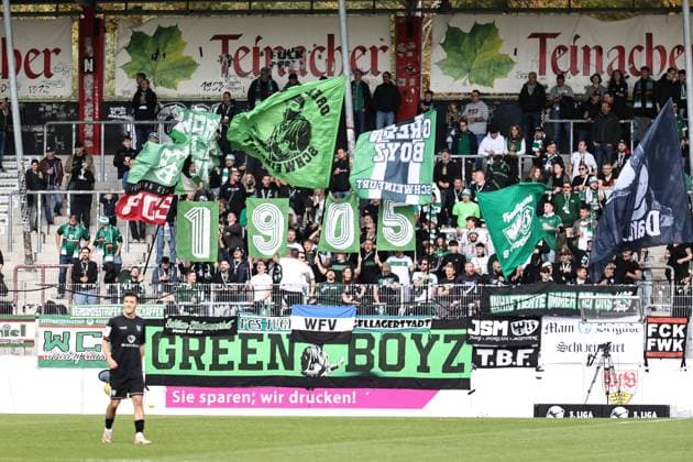 18.10.2025, Fussball, Herren, 11. Spieltag Dritte Liga Saison 2025 2026: VfB Stuttgart II - FC Schweinfurt 05 Schweinfurter Fans machen Stimmung mit grün-weißen Fahnen