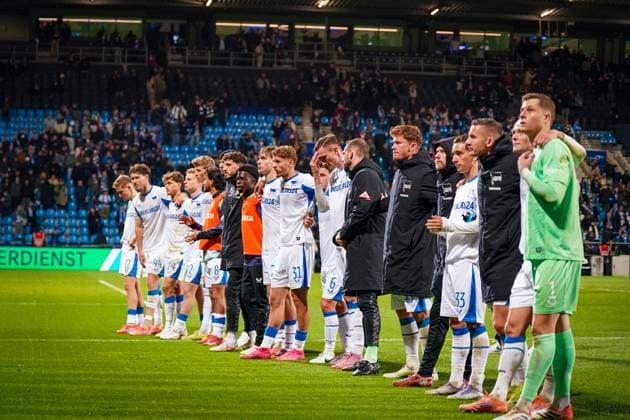Deutschland: Fussball 2. Bundesliga 2025 26, 9. Spieltag - VfL Bochum vs Hertha BSC Berlin - Vonovia Ruhrstadion (Bochum): Hertha Spieler vorne Tjark Ernst (Hertha BSC, 1) und Fabian Reese (Hertha BSC, 11) nach dem Spiel vor den mitgereisten Gästefans aus Berlin.