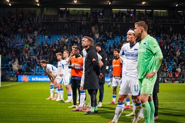 Deutschland: Fussball 2. Bundesliga 2025 26, 9. Spieltag - VfL Bochum vs Hertha BSC Berlin - Vonovia Ruhrstadion (Bochum): Hertha Spieler vorne Tjark Ernst (Hertha BSC, 1) und Fabian Reese (Hertha BSC, 11) nach dem Spiel vor den mitgereisten Gästefans aus Berlin.
