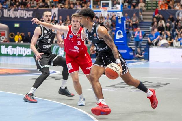 easy Credit BBL - 2025 2026 - Syntainics MBC vs.BMA 365 Bamberg Baskets Weissenfels, Deutschland 18.Oktober 2025: Im Bild:v.li.Reaves Spencer (Weissenfels) und Ibrahim Watson-Boye (Bamberg) Weissenfels Stadthalle Sachsen-Anhalt Deutschland