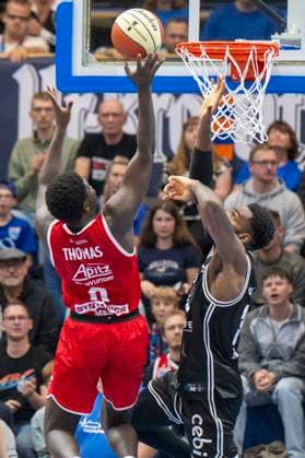 easy Credit BBL - 2025 2026 - Syntainics MBC vs.BMA 365 Bamberg Baskets Weissenfels, Deutschland 18.Oktober 2025: Im Bild:v. li. im Zweikampf Thomas Khyri (Weissenfels) und Ejiofor Onu (Bamberg) Weissenfels Stadthalle Sachsen-Anhalt Deutschland